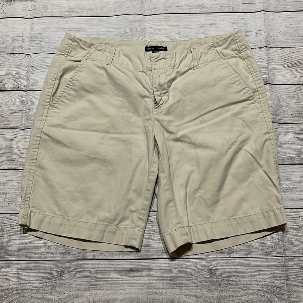 Gap Khaki Hadley Shorts size 8